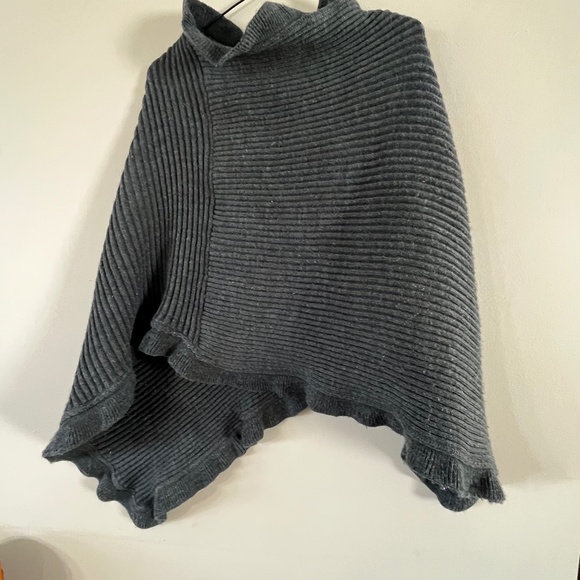 Gray Poncho with frill - Picture 1 of 2